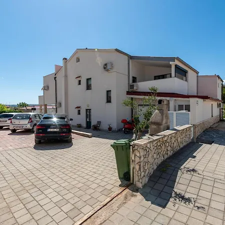 Awesome In With House Sea View