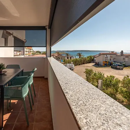 Awesome In With House Sea View 아파트 포블랴나